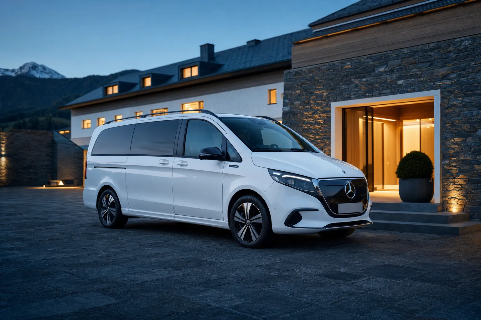Weißer Mercedes EQV von Bayer Mobility